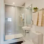 アパートホテル Your I Clifton Village 3*