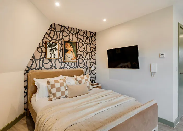 Your I Clifton Village 3*